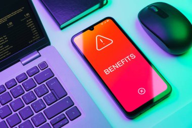 Faydaları ifade eden bir ofis masasında nesnelerin düzenlenmesi.