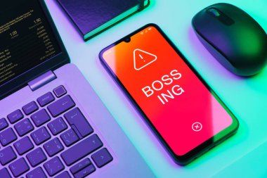 Ofis masasında patronluk taslayan nesnelerin düzenlenmesi.