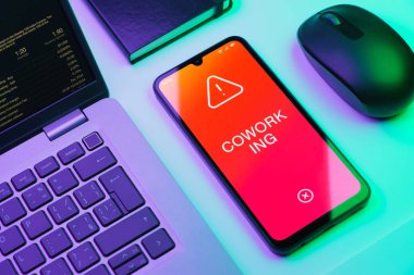 Çalışma konseptini ifade eden bir ofis masasında nesnelerin düzenlenmesi.