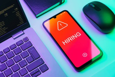 Bir ofis masasında işe alma kavramını ifade eden nesnelerin düzenlenmesi.