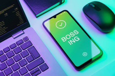 Ofis masasında patronluk taslayan nesnelerin düzenlenmesi.