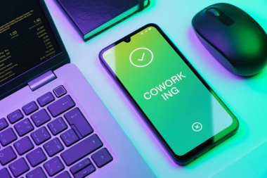 Çalışma konseptini ifade eden bir ofis masasında nesnelerin düzenlenmesi.