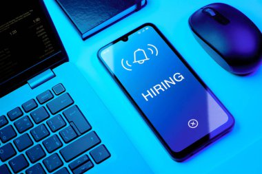 Bir ofis masasında işe alma kavramını ifade eden nesnelerin düzenlenmesi.