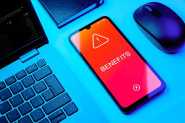 Faydaları ifade eden bir ofis masasında nesnelerin düzenlenmesi.