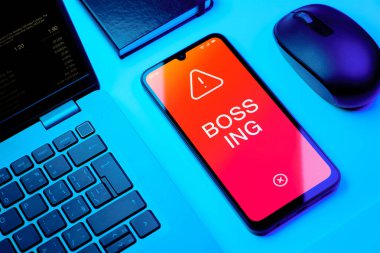 Ofis masasında patronluk taslayan nesnelerin düzenlenmesi.