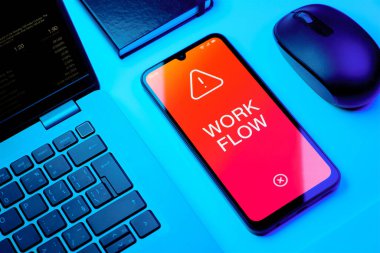 Çalışma akışı kavramını ifade eden nesnelerin bir ofis masasında düzenlenmesi.