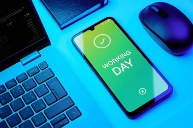 Çalışma Günü kavramını ifade eden nesnelerin ofis masasında düzenlenmesi.