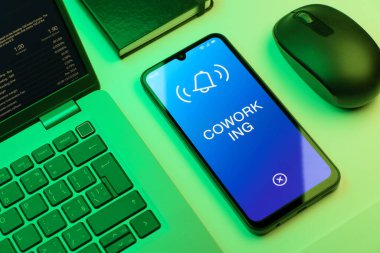 Çalışma konseptini ifade eden bir ofis masasında nesnelerin düzenlenmesi.