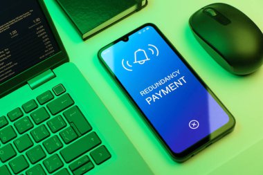 Yedek ödeme kavramını ifade eden bir ofis masasında nesnelerin düzenlenmesi.