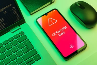 Çalışma konseptini ifade eden bir ofis masasında nesnelerin düzenlenmesi.