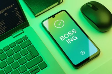 Ofis masasında patronluk taslayan nesnelerin düzenlenmesi.