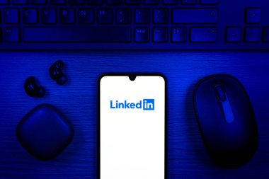 Prag, Çek Cumhuriyeti - 10 21 2024: Yüzeyde LinkedIn logosunu gösteren akıllı telefon.