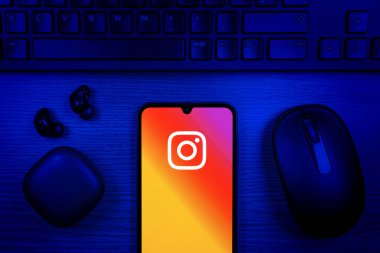 Prag, Çek Cumhuriyeti - 10 21 2024: Instagram logosu gösteren akıllı telefon.