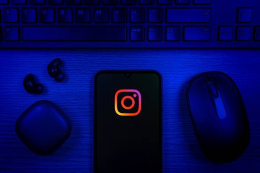 Prag, Çek Cumhuriyeti - 10 21 2024: Instagram logosu gösteren akıllı telefon.