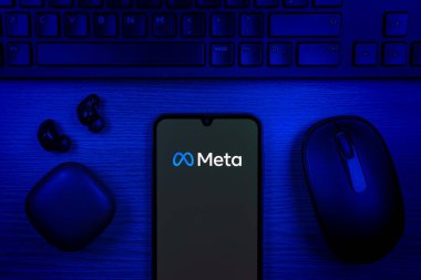 Prag, Çek Cumhuriyeti - 10 21 2024: Meta logosunu gösteren akıllı telefon.