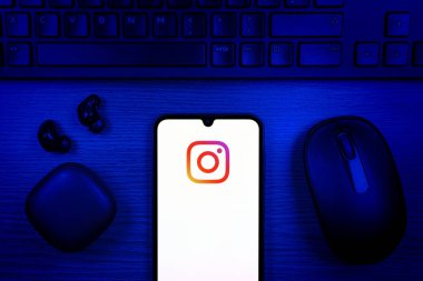 Prag, Çek Cumhuriyeti - 10 21 2024: Instagram logosu gösteren akıllı telefon.
