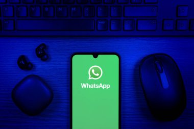 Prag, Çek Cumhuriyeti - 10 21 2024: Yüzeyde WhatsApp logosunu gösteren akıllı telefon.