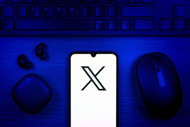 Prag, Çek Cumhuriyeti - 10 21 2024: X logosu gösteren akıllı telefon.