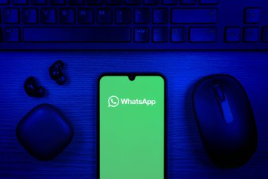 Prag, Çek Cumhuriyeti - 10 21 2024: Yüzeyde WhatsApp logosunu gösteren akıllı telefon.