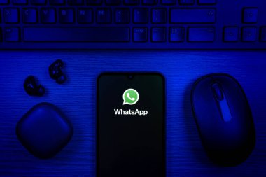 Prag, Çek Cumhuriyeti - 10 21 2024: Yüzeyde WhatsApp logosunu gösteren akıllı telefon.