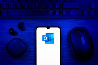 Prag, Çek Cumhuriyeti - 10 21 2024: Outlook logosunu gösteren akıllı telefon.