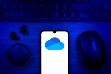 Prag, Çek Cumhuriyeti - 10 21 2024: Yüzeyde OneDrive logosu gösteren akıllı telefon.
