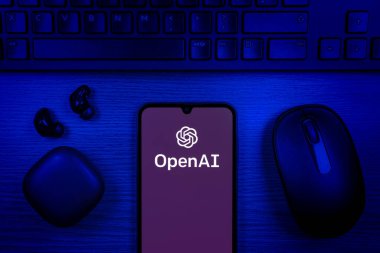 Prag, Çek Cumhuriyeti - 10 21 2024: OpenAI logosunu gösteren akıllı telefon.
