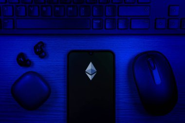 Prag, Çek Cumhuriyeti - 10 21 2024: Ethereum logosunu gösteren akıllı telefon.