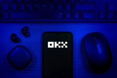 Prag, Çek Cumhuriyeti - 10 21 2024: Yüzeyde OKX logosu gösteren akıllı telefon.