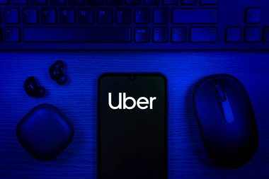 Prag, Çek Cumhuriyeti - 10 21 2024: Uber logosunu gösteren akıllı telefon.
