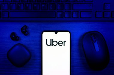 Prag, Çek Cumhuriyeti - 10 21 2024: Uber logosunu gösteren akıllı telefon.