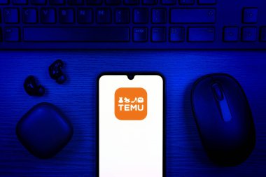 Prag, Çek Cumhuriyeti - 10 21 2024: Temu logosunu gösteren akıllı telefon.