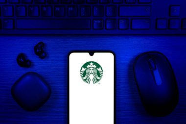 Prag, Çek Cumhuriyeti - 10 21 2024: Starbucks logosunu gösteren akıllı telefon.