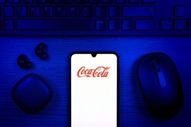 Prag, Çek Cumhuriyeti - 10 21 2024: Coca-Cola logosunu gösteren akıllı telefon.
