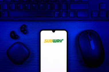 Prag, Çek Cumhuriyeti - 10 21 2024: Subway logosunu gösteren akıllı telefon.