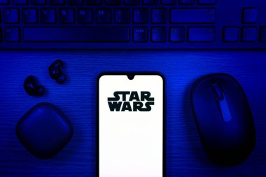 Prag, Çek Cumhuriyeti - 10 21 2024: Yıldız Savaşları logosunu gösteren akıllı telefon.