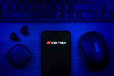 Prag, Çek Cumhuriyeti - 10 21 2024: Youtube Premium logosunu gösteren akıllı telefon.