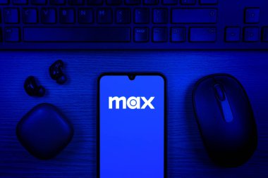 Prag, Çek Cumhuriyeti - 10 21 2024: Maksimum logoyu gösteren akıllı telefon.