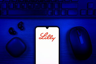 Prag, Çek Cumhuriyeti - 10 21 2024: Eli Lilly logosunu gösteren akıllı telefon.