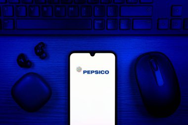 Prag, Çek Cumhuriyeti - 10 21 2024: Pepsico logosunu gösteren akıllı telefon.