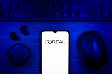 Prag, Çek Cumhuriyeti - 10 21 2024: Yüzeyde L 'Oreal logosu gösteren akıllı telefon.