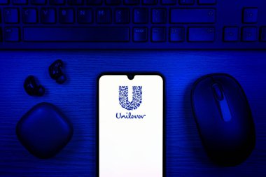 Prag, Çek Cumhuriyeti - 10 21 2024: Yüzeyde Unilever logosu gösteren akıllı telefon.