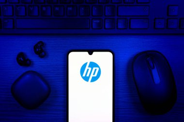 Prag, Çek Cumhuriyeti - 10 21 2024: Hewlett-Packard logosunu gösteren akıllı telefon.