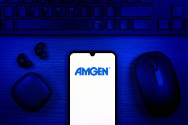 Prag, Çek Cumhuriyeti - 10 21 2024: Amgen logosunu gösteren akıllı telefon.