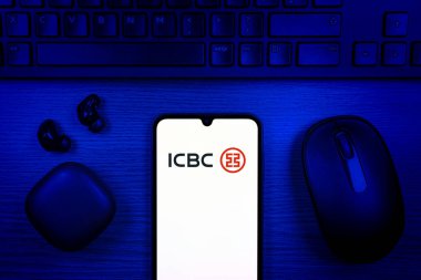Prag, Çek Cumhuriyeti - 10 21 2024: ICBC logosunu gösteren akıllı telefon.
