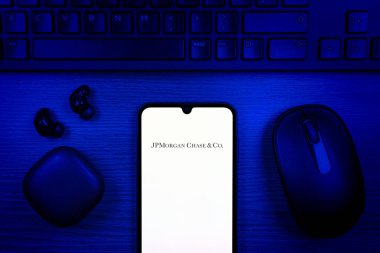 Prag, Çek Cumhuriyeti - 10 21 2024: JPMorgan Chase logosunu gösteren akıllı telefon.
