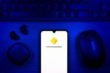 Prag, Çek Cumhuriyeti - 10 21 2024: Commonwealth Bank logosunu gösteren akıllı telefon.