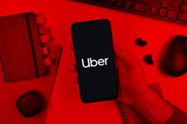 Prag, Çek Cumhuriyeti - 10 21 2024: Uber logosunu gösteren akıllı telefon.