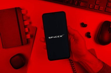 Prag, Çek Cumhuriyeti - 10 21 2024: SpaceX logosunu gösteren akıllı telefon.