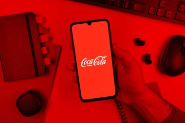 Prag, Çek Cumhuriyeti - 10 21 2024: Coca-Cola logosunu gösteren akıllı telefon.